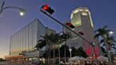 Miami autorizó al Arsht Center usar vallas publicitarias digitales. Miami-Dade quiere revocarlo ‘inmediatamente’