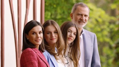 Felipe VI y Letizia comparten fotos inéditas con sus hijas Leonor y Sofía para celebrar el 20 aniversario de su boda