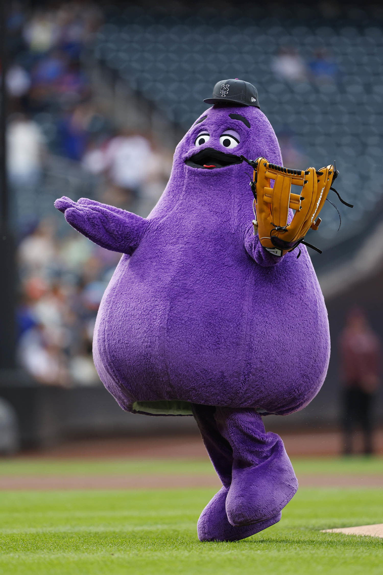 Grimace threw out the first pitch at a Mets game. What came next has people going crazy for him