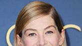 Rosamund Pike se quita la 'máscara' tras su comentado look en los Globos de Oro