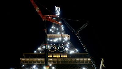 Workers remove Olympic rings from Eiffel Tower -- for now