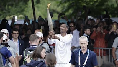 JO 2024: les images de Snoop Dogg porteur de la flamme à Saint-Denis