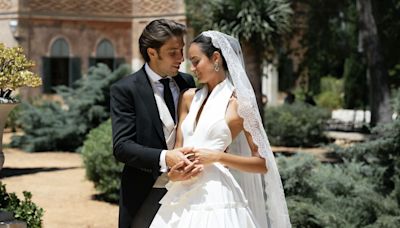 El original vestido de novia de Alejandra para su boda en Denia: escote 'halter' y falda panelada