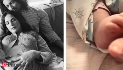 Richa Chadha & Ali Fazal treat fans to 1st glimpse of their baby daughter - The Economic Times