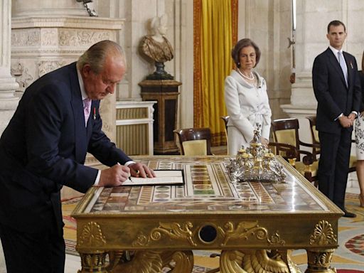 Se cumplen diez años desde que Juan Carlos I anunciara la abdicación de la corona española en Felipe VI