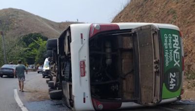 Ônibus de time de futebol americano tomba e mata três atletas na Serra das Araras, no RJ