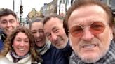 ¿Verdadero o falso? Una familia rosarina contó que se cruzó con Bono en Londres y abrió un debate en las redes