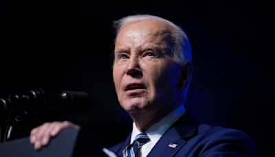 Biden se reunirá con familiares de policías caídos