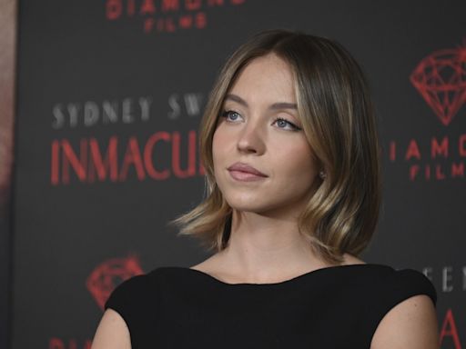 Sydney Sweeney éblouissante dans une robe au décolleté plongeant, elle dévoile sa poitrine généreuse