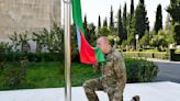 Presidente de Azerbaiyán iza bandera en capital de lo que era Nagorno-Karabaj