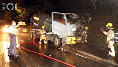 青衣田螺車起火 司機用車尾水喉自救不果 終由消防救熄