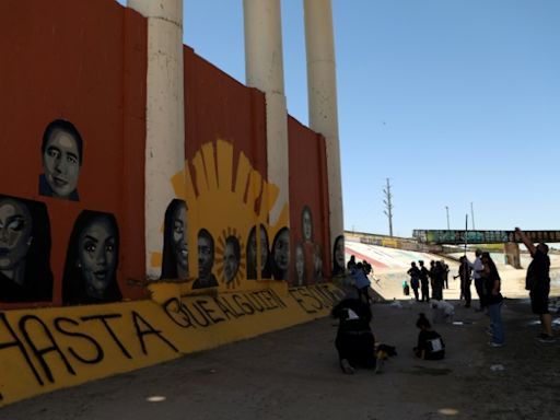 Un proyecto artístico plasma los rostros de migrantes deportados en la frontera con EEUU