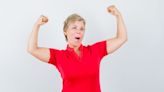 Estos 3 ejercicios son fáciles e ideales para evitar la flacidez en los brazos después de los 50 años
