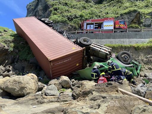 台2線瑞芳段貨櫃車撞護欄翻海岸邊坡 女駕駛不治