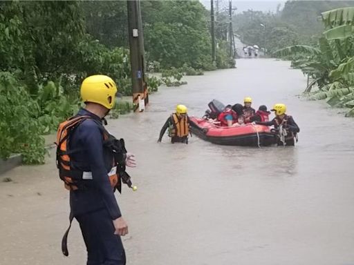 凱米重創台南！台南左鎮變孤島10人受困 緊急出動橡皮艇救援 - 社會