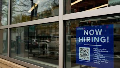 US weekly jobless claims rise moderately