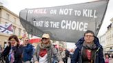 Polacos contrarios al aborto marchan contra iniciativas para relajar la estricta ley que lo prohíbe
