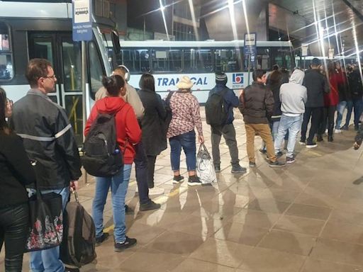 Serviço emergencial de ônibus da Metroplan tem filas e espera de até meia hora em Porto Alegre | GZH