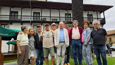Los acuarelistas de Villaviciosa celebran su quinta feria, con homenaje a Favila: 'Lo estoy disfrutando mucho'