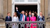 König Frederik und Familie zeigen sich auf Palastbalkon