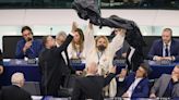 Vídeo | Expulsan a una eurodiputada ultra tras ponerse un bozal e interrumpir el pleno en el Parlamento Europeo