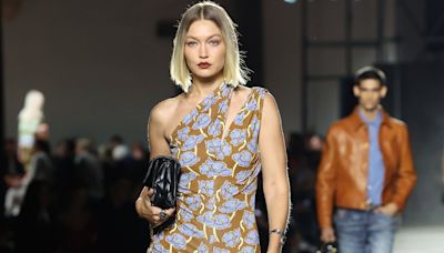 Gigi Hadid vuelve a la pasarela para el alegre (y noventero) desfile primavera-verano 2025 de Versace