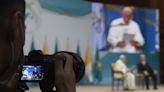El papa y líderes religiosos rezaron en silencio en congreso en Kazajistan