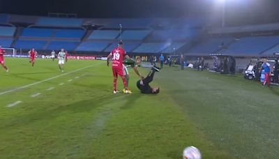 Pablo Guede es viral por esta insólita escena en Copa Sudamericana: “Cuidado”