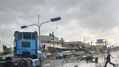 大雷雨災情！彰化溪湖聯結車自撞安全島 撞到號誌桿解體噴飛