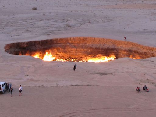 La "Puerta del Infierno" sigue abierta desde hace más de medio siglo y no pueden cerrarla