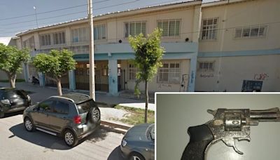 Secuestraron un revólver que alumnos habían tirado en la puerta de una escuela en Las Heras | Policiales