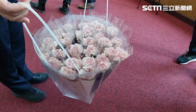 韓國瑜慶母親節！準備1500朵康乃馨在立法院發送 立委開心曬圖