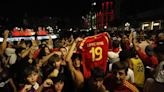 Euforia en València por el triunfo de la Roja
