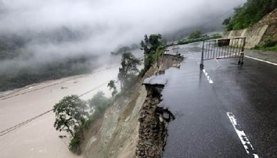 Heavy rain in Kalimpong triggers NH10 cave-in, landslides block traffic on route to Sikkim
