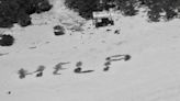 Náufragos en el Pacífico escriben "AYUDA" sobre la arena y logran que una misión los rescate (además de un reencuentro familiar inesperado)