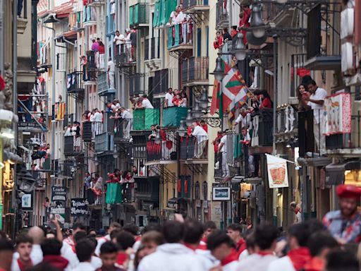 Pamplona, a rebosar en el último fin de semana de los Sanfermines, vive un séptimo encierro fugaz