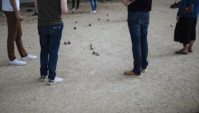 El 'deporte nacional' francés, en pie de guerra en un barrio de París