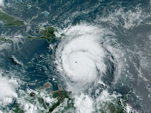 Huracán Beryl, elevado a categoría 5, intensifica los vientos y los daños