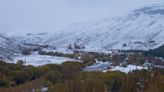 Iba por una hermosa ruta de la Patagonia, empezó a nevar y filmó esta maravilla en el norte de Neuquén