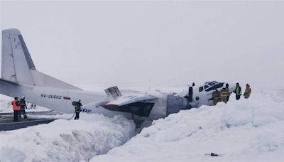 奇蹟！俄羅斯飛機迫降雪地「機身斷2截」 機上41人全數生還