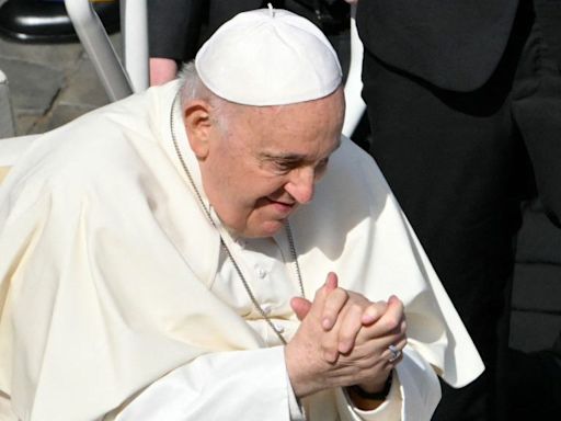 Papa Francisco lava por primera vez solo los pies a mujeres en ritual anual