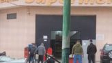 Habían intentado entrar dos veces a un supermercado chino y la tercera fue la vencida: embistieron el portón de entrada con un auto robado
