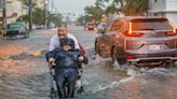 Lluvias intensas causan inundaciones severas en Miami y sur de la Florida, convirtiendo las calles en ríos