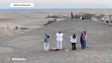 Decenas de personas invaden las dunas de Maspalomas dejando a la vista un nuevo 'atentado medioambiental'