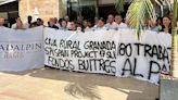 Los trabajadores del hotel Guadalpín Banús ocupan la oficina de Caja Rural de Granada en Marbella