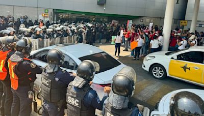 ¡Caos en el AICM! Manifestantes bloquean accesos a la Terminal 1 y la Terminal 2