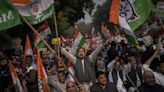 La suspensión de más de 140 legisladores opositores en la India desata una tormenta política y protestas contra Modi