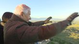 Joaquín cumple, a sus 84 años, el sueño de su vida de volar en globo: "Estoy al lado de la luna"