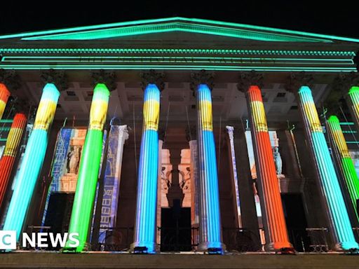 National Gallery celebrates 200 years with light show