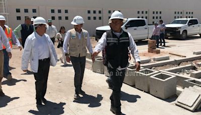 Zoé Robledo recorre obras pendientes del IMSS en La Laguna; se entregan este año